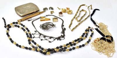 Lot 1006 - A group of vintage costume jewellery, to...