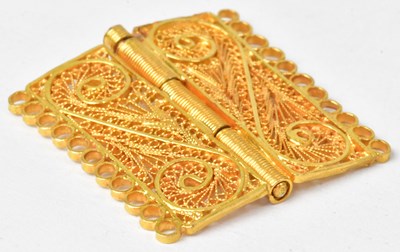 Lot 962 - A yellow metal filigree hinge, 2.5 x 2.4cm,...