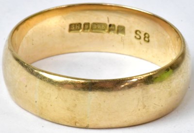 Lot 881 - A 9ct yellow gold wedding band, size Z+2,...