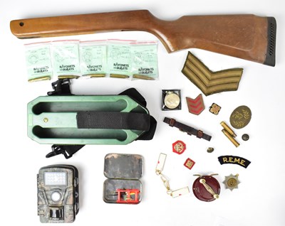 Lot 659 - A militaria collectors' lot, to include badges,...