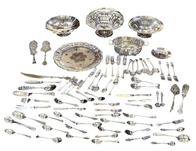 Lot 1077 - A small quantity of assorted silver plated...