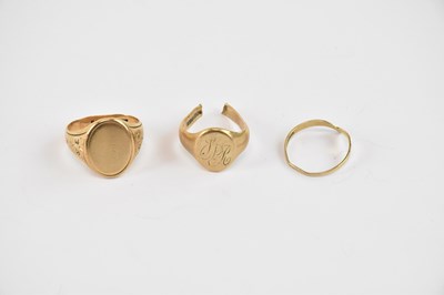 Lot 889 - Three 9ct gold rings, comprisng a signet ring...