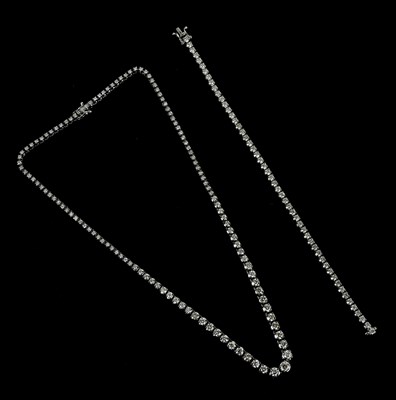 Lot 211 - A fine diamond necklace set with one hundred...