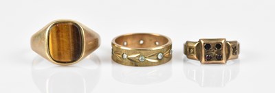 Lot 558 - A 9ct yellow gold tiger's eye signet ring,...