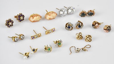 Lot 193 - A good selection of 9ct gold and yellow metal...