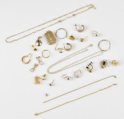 Lot 21 - A selection of 9ct yellow gold and yellow...