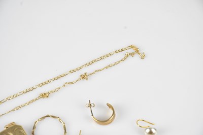 Lot 21 - A selection of 9ct yellow gold and yellow...