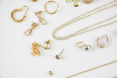 Lot 21 - A selection of 9ct yellow gold and yellow...