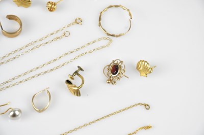 Lot 21 - A selection of 9ct yellow gold and yellow...