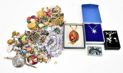 Lot 681 - A selection of assorted costume jewellery...