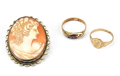 Lot 594 - A 9ct yellow gold signet ring, size J,...