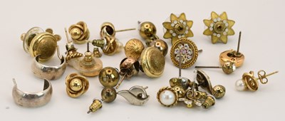 Lot 1507 - An assortment of gold, gold coloured metal,...