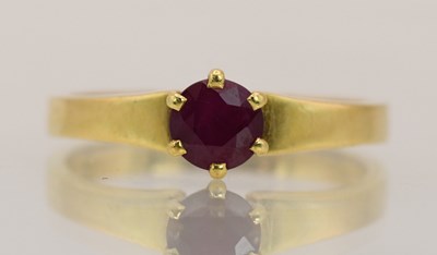 Lot 1368 - An 18ct yellow gold ruby solitaire ring, the...