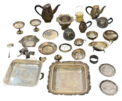 Lot 1102 - A small quantity of assorted silver plated...