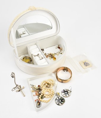 Lot 713 - A small quantity of costume jewellery...