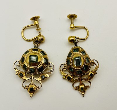 Lot 469 - A near pair of Victorian yellow metal emerald...