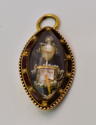 Lot 467 - A George III yellow metal red enamelled mother...