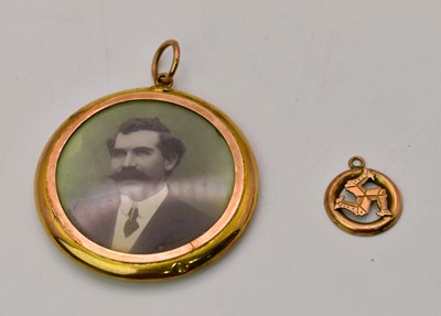 Lot 492 - A 9ct yellow gold Isle of Man pendant,...