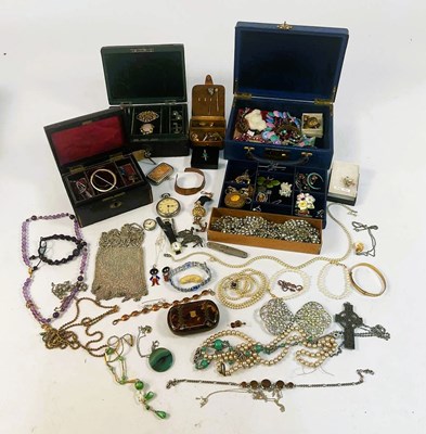 Lot 502 - A quantity of costume jewellery to include...