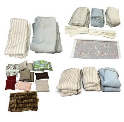 Lot 696 - Five pairs of assorted good quality modern...