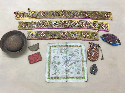 Lot 322 - A collection of vintage clothing, textiles and...