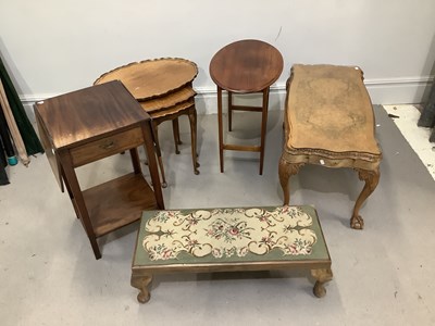 Lot 81 - A mid 20th century drop-leaf side table with...