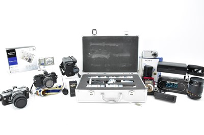 Lot 469 - Various modern and vintage cameras and various...