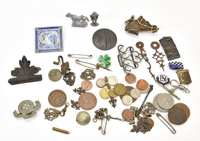 Lot 364 - A small group of collectors' items including a...