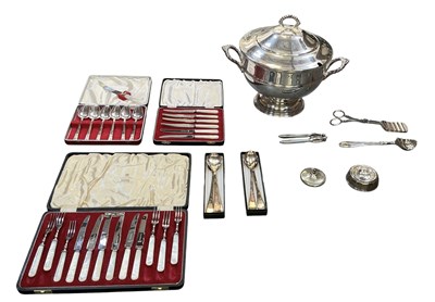 Lot 1079 - A quantity of assorted silver plated items,...