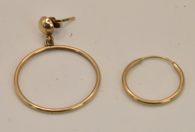 Lot 1512 - A yellow metal sleeper hoop earring, diameter...