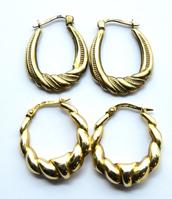 Lot 816 - Two pairs of 9ct yellow gold hoop earrings,...