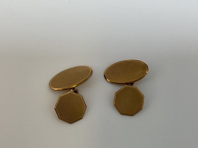 Lot 573 - A pair of 9ct yellow gold cufflinks with...