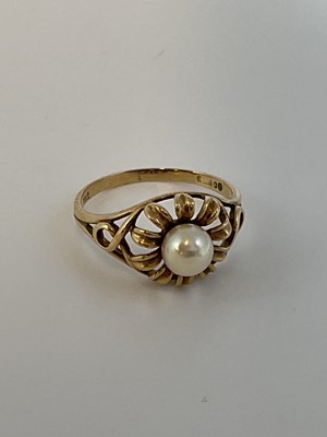 Lot 577 - A 9ct yellow gold and seed pearl flowerhead...