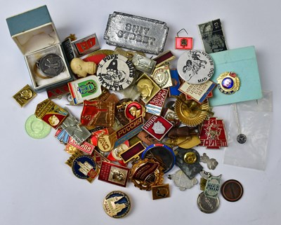 Lot 272 - A mixed lot of vintage enamelled and pin...