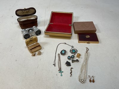 Lot 607 - A small collection of costume jewellery, a...