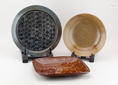 Lot 168 - DANIEL BOYLE; a large salt glazed platter,...