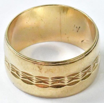 Lot 746 - A 9ct yellow gold wedding band with faceted...