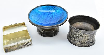 Lot 690 - Three small items of hallmarked silver...