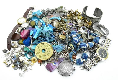 Lot 840 - Various items of modern, vintage and antique...