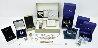 Lot 841 - Various items of gold coloured and other...