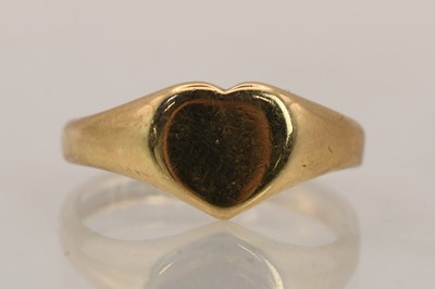 Lot 1425 - A 9ct gold heart shaped pinky signet ring,...