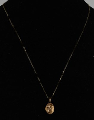 Lot 1498 - A 9ct small oval locket and dainty chain,...