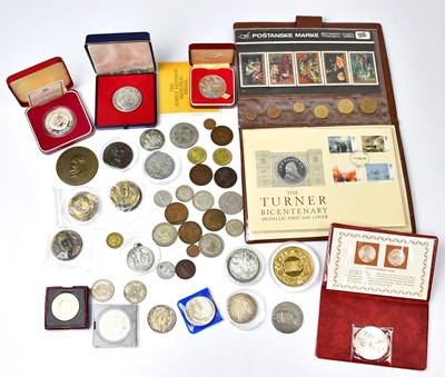 Lot 732 - A mixed lot of UK and World coinage, to...
