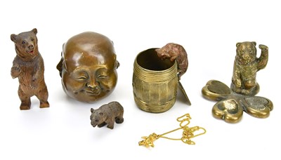 Lot 305 - A small group of collectors' items, comprising...