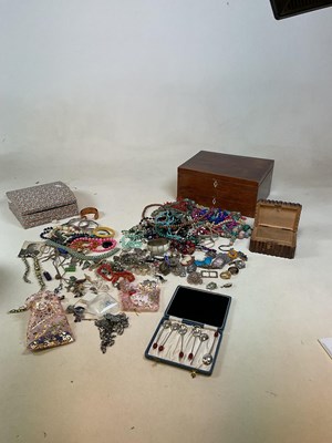 Lot 605 - A large collection of costume jewellery...