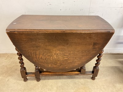 Lot 774 - An oak gateleg drop-leaf dining table. 73cm h...