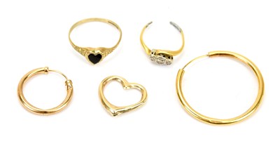 Lot 599 - A small collection of 9ct yellow gold items...