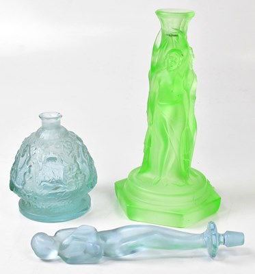 Lot 190 - Three pieces of 1930s decorative glass,...