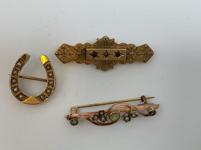 Lot 566 - A 9ct yellow gold bar brooch, length 45mm, a...
