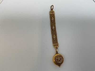 Lot 569 - A late Victorian yellow metal mesh and seed...